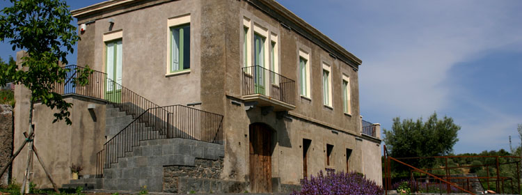 Vista complessiva dell'edificio principale dell'agriturismo sciaraviva