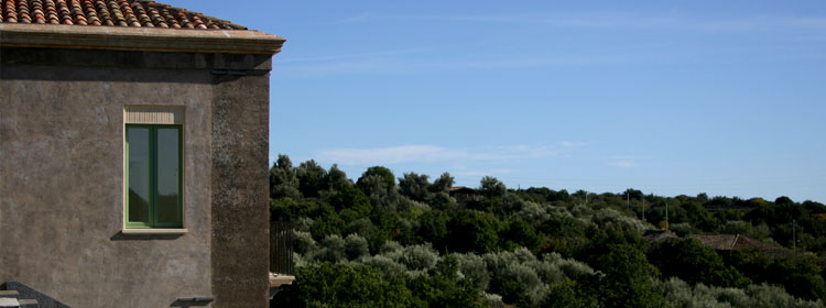 L'agriturismo  immerso nella campagna etnea, circondato da ulivi e con ampi panorami verso la valle del Simeto e l'Etna