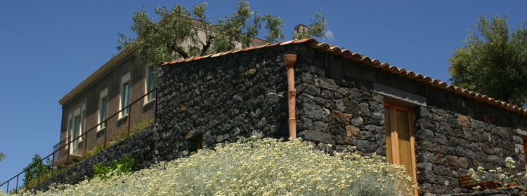 Questa casetta è stata ricostruita in muratura, mediante l'uso di pietra lavica a secco e ospita la dependance