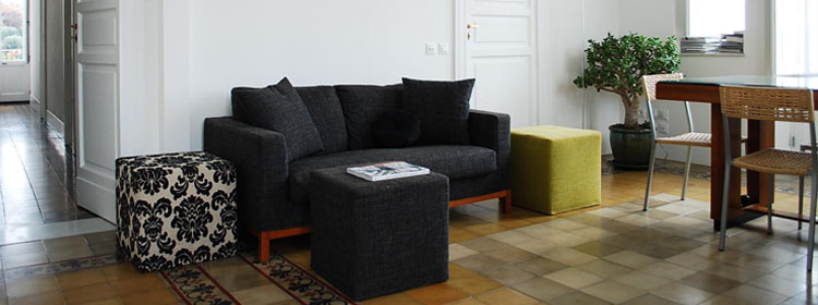 L'interno è luminoso ed accogliente. Il soggiorno con divano, poltroncine, camino è uno spazio comune offerto a tutti gli ospiti dell'agriturismo