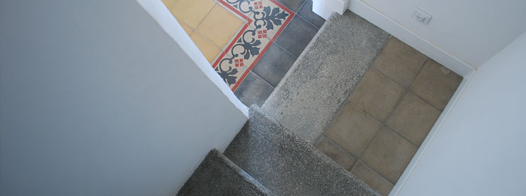 Le scale interne che conducono alla camera in mansarda. I pavimenti sono originali dei primi del 900