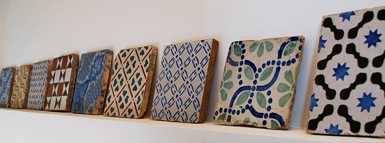 Una collezione di piastrelle tradizionali siciliane in ceramica