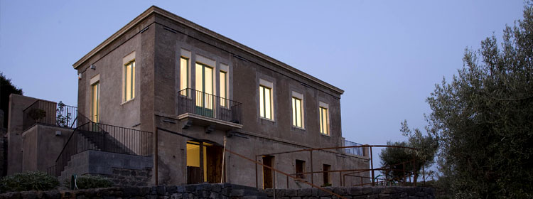 La casa si trova in Contrada Canfarella, immersa in un terreno in cui  stato recentemente impientato un vigneto.