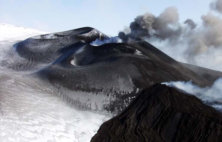 Vista aerea del vulcano innevato. In primo piano la colata lavica.