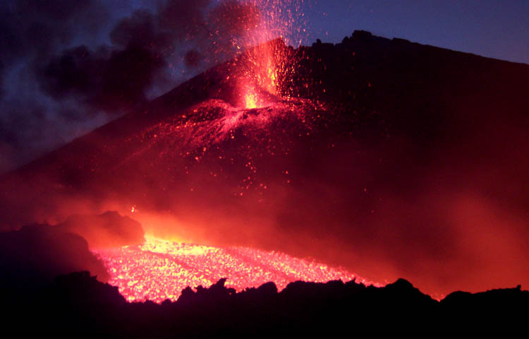 Eruzione del luglio 2006. Fontane di lava e colata lavica in primo piano