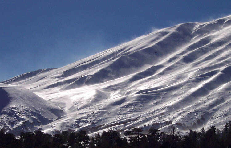 L'Etna innevato in una giornata di cielo terso