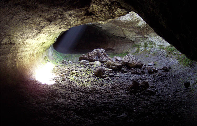 Grotta dei Lamponi, una delle numerose grotte di scorrimento lavico presenti sull'Etna
